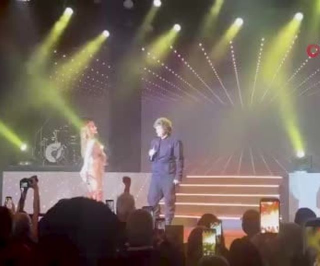 Javier Milei, Fatima Florez konserinde sahneye çıkarak 'Rock del Gato' şarkısını seslendirdi