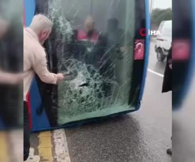 Kağıthane’de cezaevi nakil aracı devrildi; yaralıların kurtarılma anları kamerada