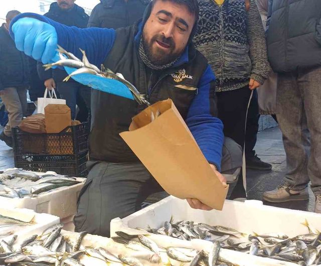 Kar yağışı denizlerde balık bolluğu getirdi: Kayseri tezgâhlarında çupra, levrek ve hamsi öne çıkıyor