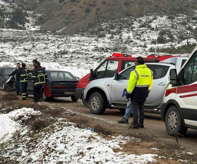 Karabük'te kontrolden çıkan otomobil boş araziye uçtu; sürücü yaralandı