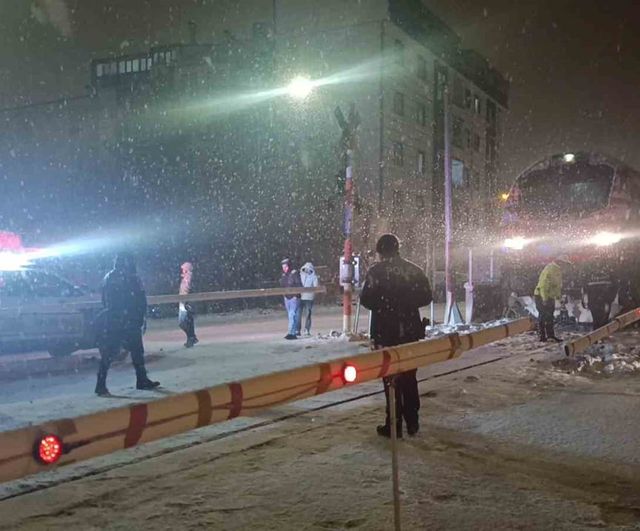 Kars’ta hemzemin geçitte lokomotifin çarptığı 16 yaşındaki çocuk yaralandı