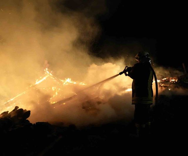 Kastamonu Karaçomak’ta yangın: 1 ev ve 2 samanlık tamamen yandı, 2 ev zarar gördü