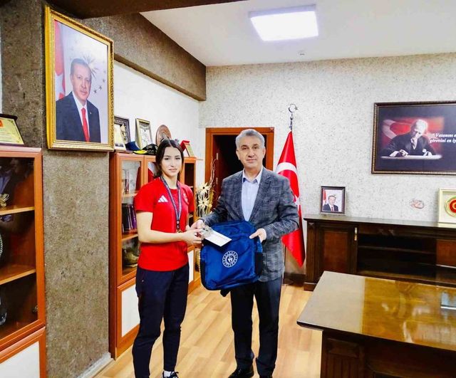 Kaymakam Abay, Genç Şampiyon Atletleri Makamında Kabul Etti