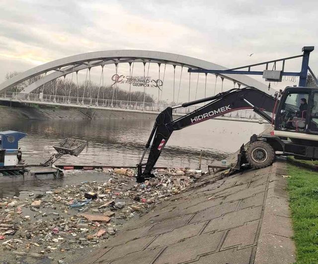 Kocaeli'de bariyer sistemleriyle 2025'te 16 bin 735 kg atık denize ulaşmaktan kurtarıldı