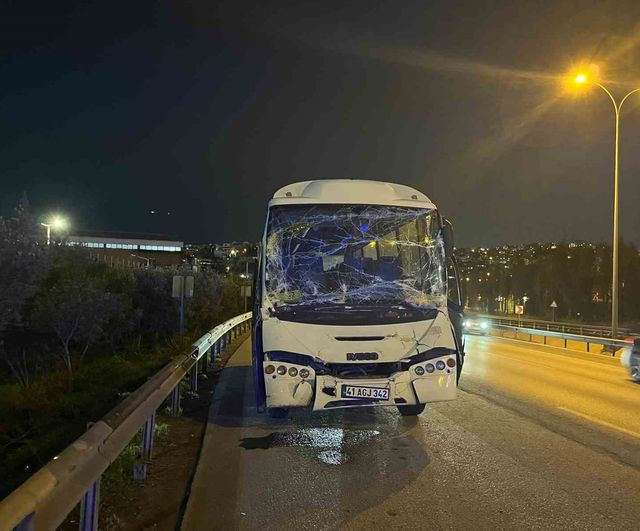 Kocaeli'de TEM Otoyolu'nda servis minibüsü tıra çarptı: 6 yaralı