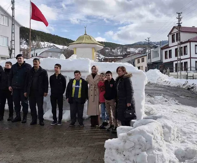 Köydeki kardan maketler ilgi çekiyor: Kız Kulesi sonrası kardan Sivas Valiliği maketi de ziyaretçi ağırlıyor