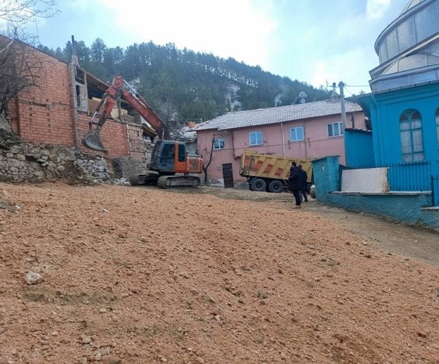 Kütahya’da Ahi Evran Camii çevresindeki görüntü kirliliği giderildi