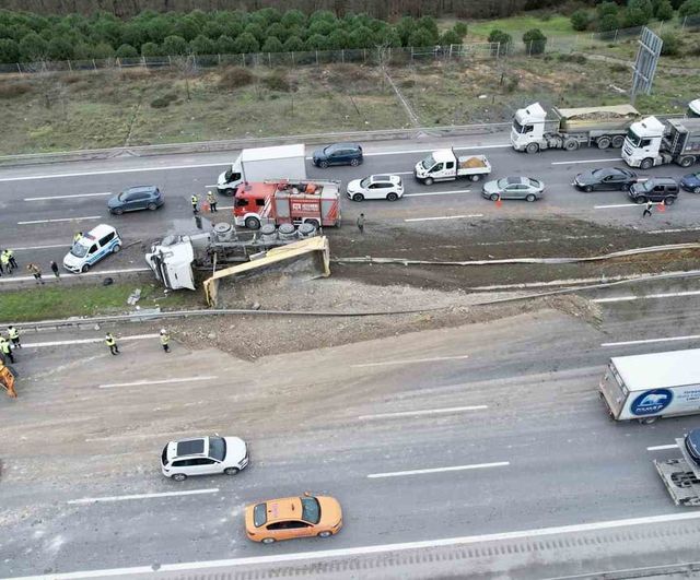 Kuzey Marmara Otoyolu'nda hafriyat kamyonu yan yattı, çok sayıda şerit trafiğe kapandı