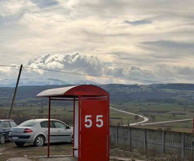 Ladik'te duraklar Kaman ailesinin gönüllü çalışmasıyla Samsunspor renklerine boyandı