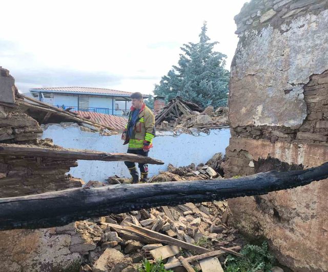 Manisa Akhisar'da kerpiç ev çöktü: 1 yaralı