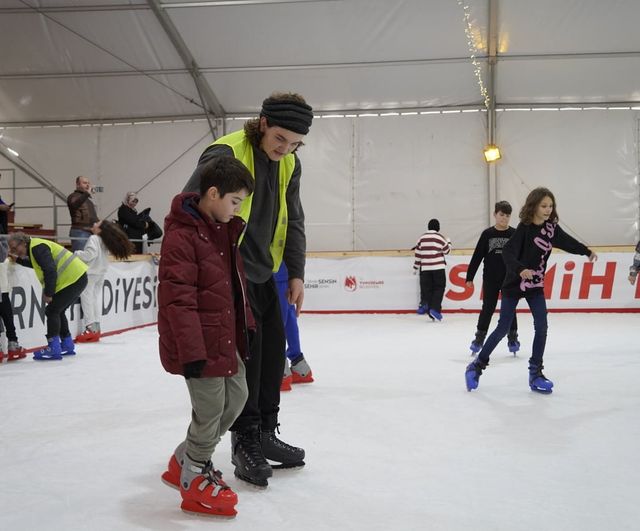 Manisa'da 5 bin öğrenciye karne hediyesi: Yeni Mahalle'de kurulan buz pisti