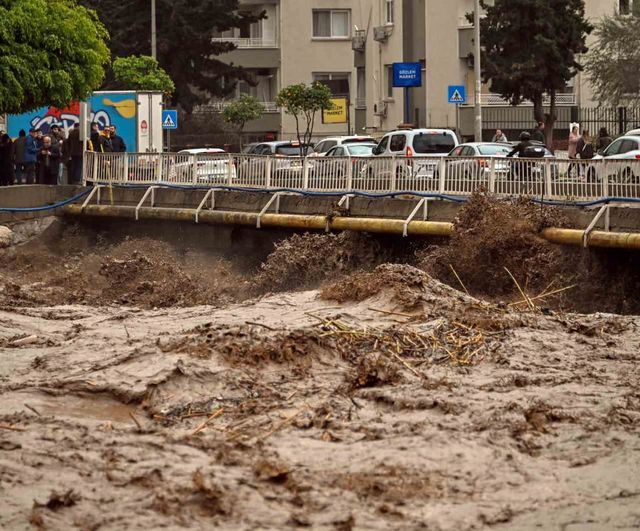 Mersin'de sel mesaisi: Büyükşehir ve MESKİ ekipleri sahada hasarı gideriyor
