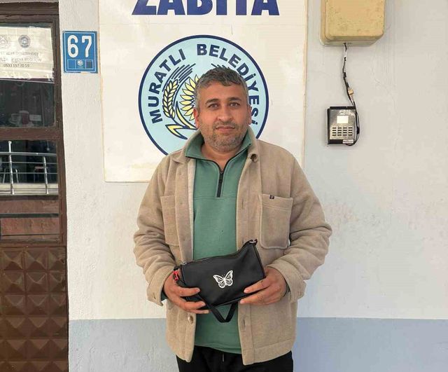 Muratlı'da örnek davranış: Parkta bulunan çanta zabıtaya teslim edildi
