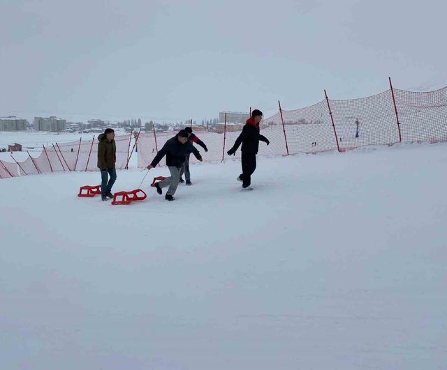 Muş Çocuk Evleri Sitesi çocukları Güzeldağ Kayak Merkezi'nde yarıyıl tatilini değerlendirdi