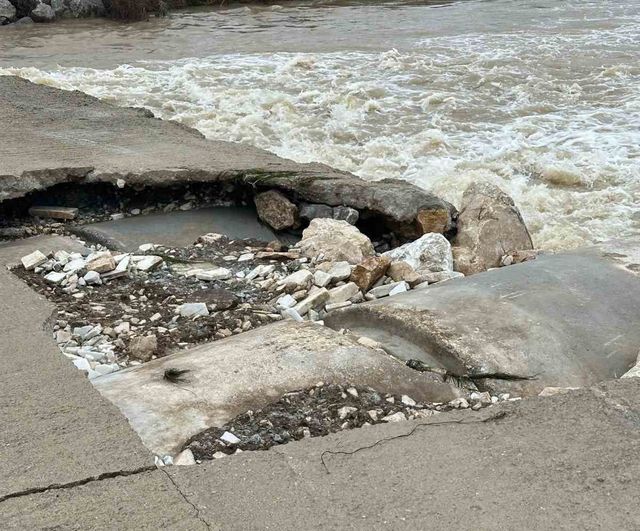 Mustafakemalpaşa Yamanlı’daki mesire köprüsündeki hasar vatandaşları tedirgin ediyor