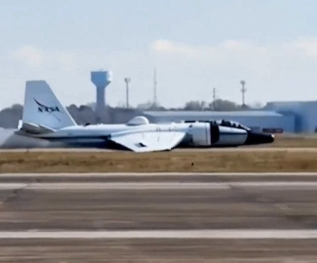 NASA'ya Ait WB-57 Araştırma Uçağı, İniş Takımı Arızası Nedeniyle Gövde Üzerine İndi