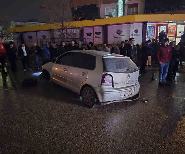 Nizip’te yağış sonrası çöken yolda otomobil direğe çarptı: 3 yaralı