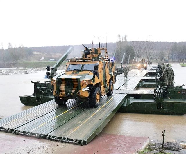 Pınarhisar'da 66'ncı Mekanize Piyade Tugayı durgun sulardan geçiş eğitimi