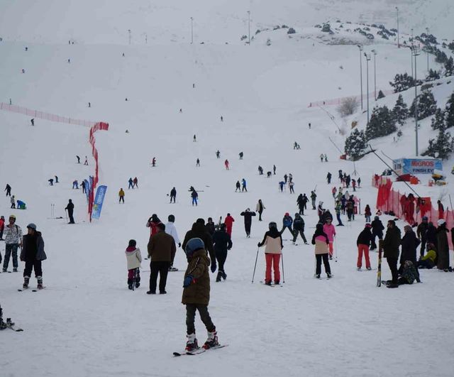 Rapçi Çakal.95 Erzincan'da: Ergan Kayak Merkezi'nde kayak yaptı