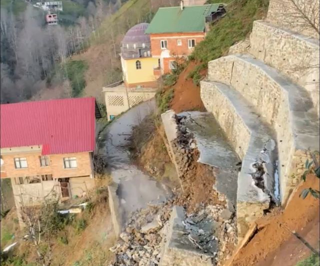 Rize Ardeşen Bayırcık’ta istinat duvarı çöktü: 2 ev tedbir amaçlı boşaltıldı, mahalle yolu kapandı