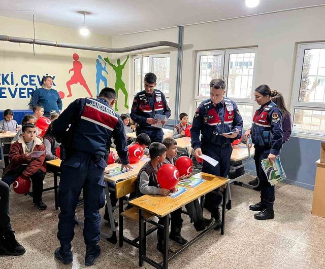 Salihli'de Minik Öğrencilere Jandarma Tanıtımı: Kemerdamları İlkokulu Ziyareti