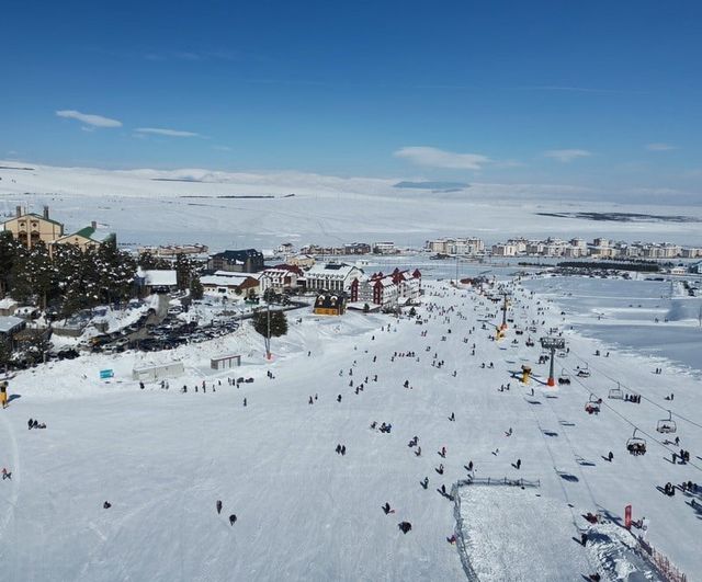 Sarıkamış Kayak Merkezi'nde Sömestr Yoğunluğu: Pistler 2 Metre Karla Kaplandı