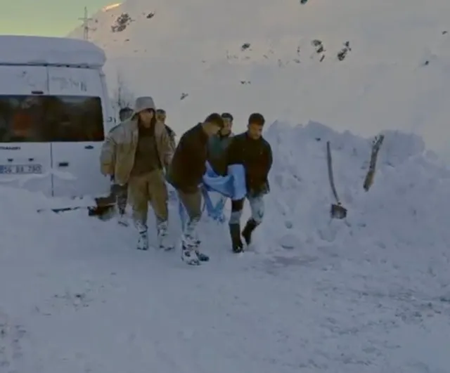 Siirt’te kar temizlerken düşen 16 yaşındaki çocuk ekiplerce hastaneye ulaştırıldı