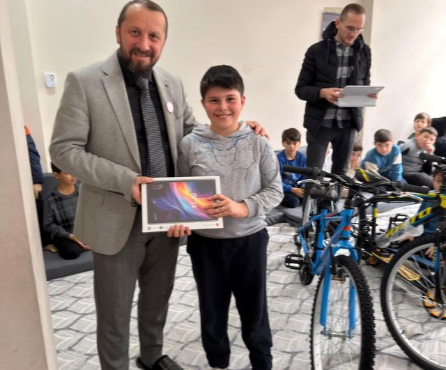 Simav Diyanet Genç Ofisi, 7-10 Yaş Kursiyerlerine Hediyeler Dağıttı