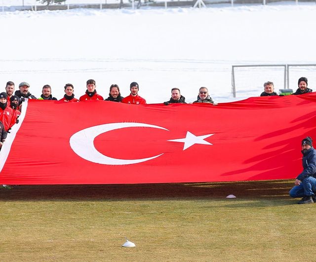 Sivasspor, Nusaybin-Kamışlı'daki Türk bayrağı saldırısını antrenman öncesi açtığı bayrakla kınadı