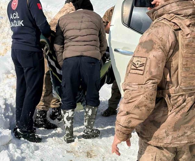 Solhan'da sobadan sızan karbonmonoksit zehirlenmesi: Ekipler iş makinesiyle hastaya ulaştı