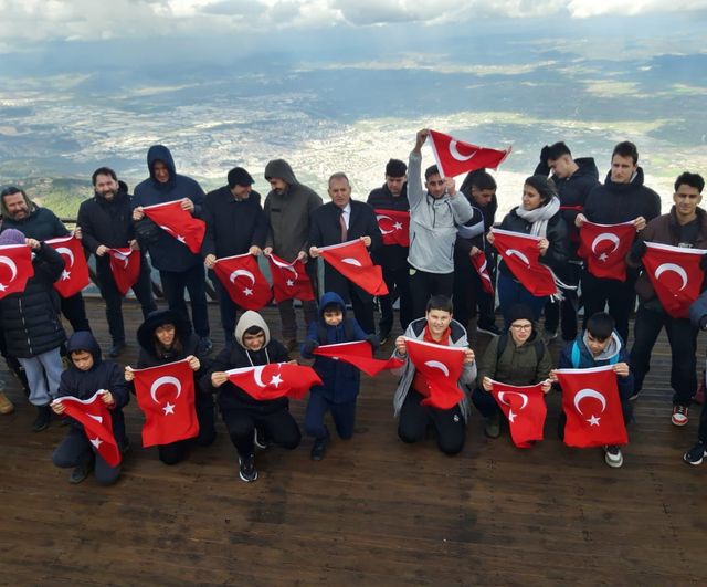 Spil Doğa Ligi Kampı'nda Öğrenciler Spil Dağı Zirvesinde Türk Bayrağı Açtı