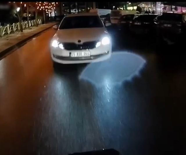 Tekirdağ Çorlu’da motosiklet ile otomobil kafa kafaya çarpıştı — kask kamerası görüntüsü