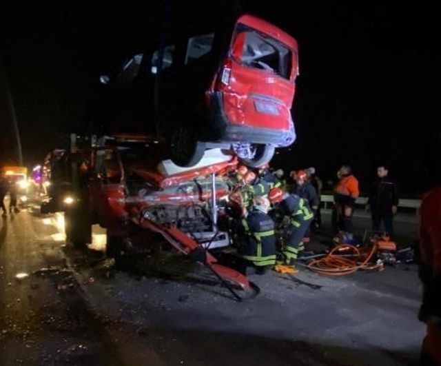 TEM Otoyolu Maşukiye’de kamyonet-tır çarpışması: Vinç destekli kurtarma ile sürücü kurtarıldı
