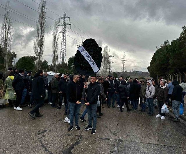 TES-İŞ üyeleri Soma Termik Santrali önünde siyah tabut ve çelenk eylemi