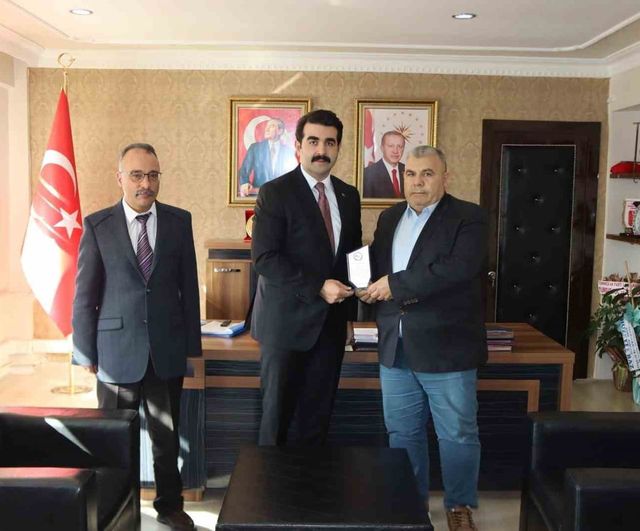 Tomarza Vergi Dairesi'nde 41 yıllık görev: Mesut Elkıran'a kaymakamdan plaket