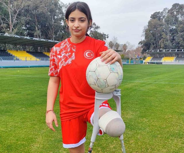 Tuğba Akın protez bacağıyla Adana'da ampute futbol takımına katıldı