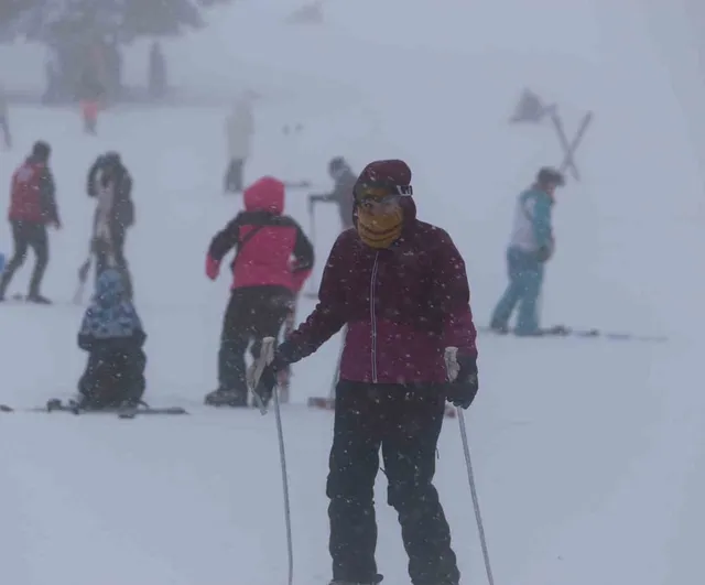 Uludağ'da sömestrin son günlerinde sis ve soğuğa rağmen kayak yoğunluğu sürüyor