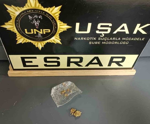 Uşak'ta iki uyuşturucu operasyonu: 3 kişi tutuklandı, çok sayıda madde ele geçirildi