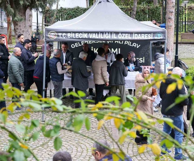 Vali Sözer, Şeyh Edebali Türbesi'nde şifalı pilav ikramına katıldı