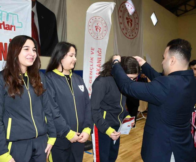 Vezirköprü'de Okul Sporları Müsabakalarında Dereceye Girenlere Ödül Töreni