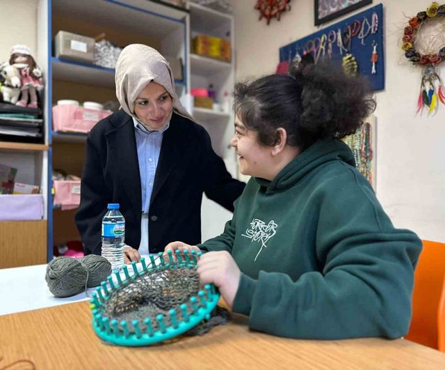 Zeynep Sözer, Bilecik Gündüz Bakım Rehabilitasyon ve Aile Danışma Merkezi'ni Ziyaret Edip Engelli Bireylere Destek Verdi