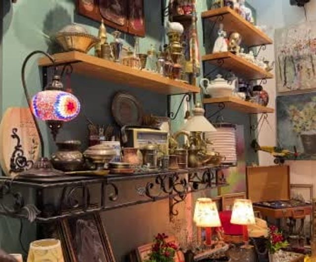 Adapazarı'nda asırlık antika eşyalarla dekore edilen kafe nostaljik atmosfer sunuyor