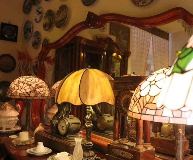 Adapazarı'nda Asırlık Antikalarla Dekore Edilen Kafe Ziyaretçileri Geçmişe Taşıyor