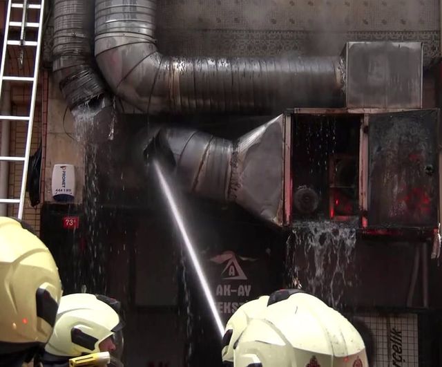 Bayrampaşa'da restoranda yangın: İtfaiye alevleri kontrol altına aldı