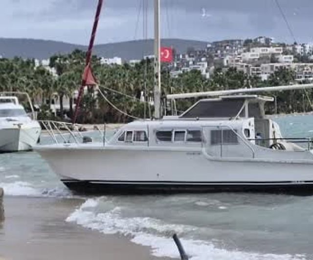 Bodrum'da fırtına: Gümbet Koyu'nda 8 tekne kıyıya sürüklendi