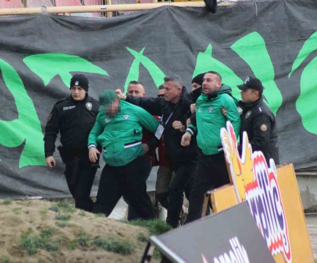 Boluspor-Sakaryaspor maçında tribünden atlayan iki taraftar kelepçe ile gözaltına alındı