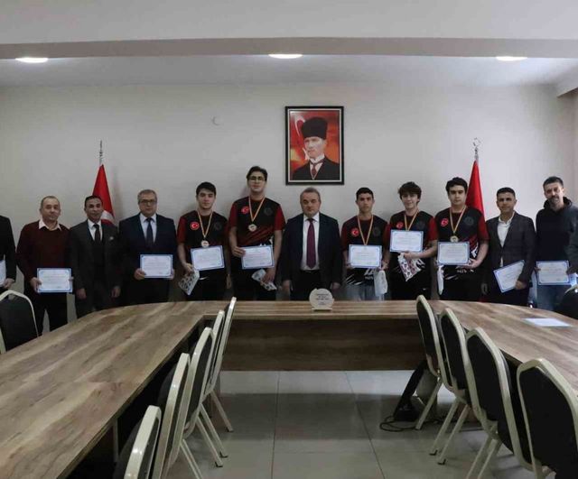 Bozüyük’te spor ve teknoloji başarıları: Öğrenciler Kaymakam Adem Öztürk’ü ziyaret etti