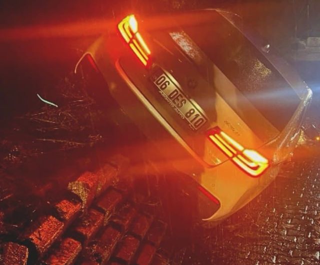 Bursa İnegöl'de otomobil duvara çarptı: 2 yaralı