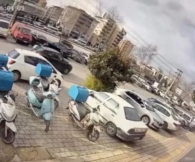 Bursa Nilüfer'de 'yol verme' tartışması: Otomobil sürücüsü ile motosikletli kurye arasındaki gerginlik güvenlik kamerasında