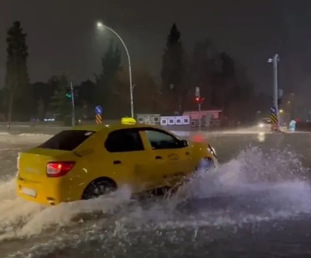Bursa Yıldırım'da Sağanak: Mimarsinan Emniyet Caddesi'nde Rögar Taşması Caddeyi Göle Döndürdü